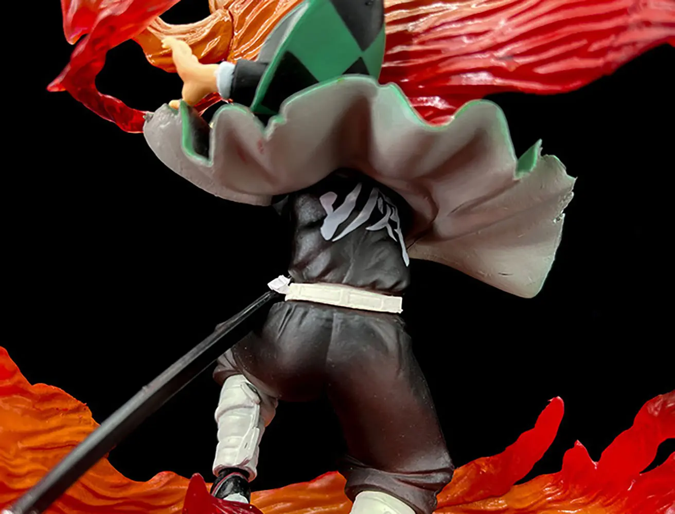 Demon Slayer - Tanjiro Kamado (Flame Breathing) Figure - Image 4