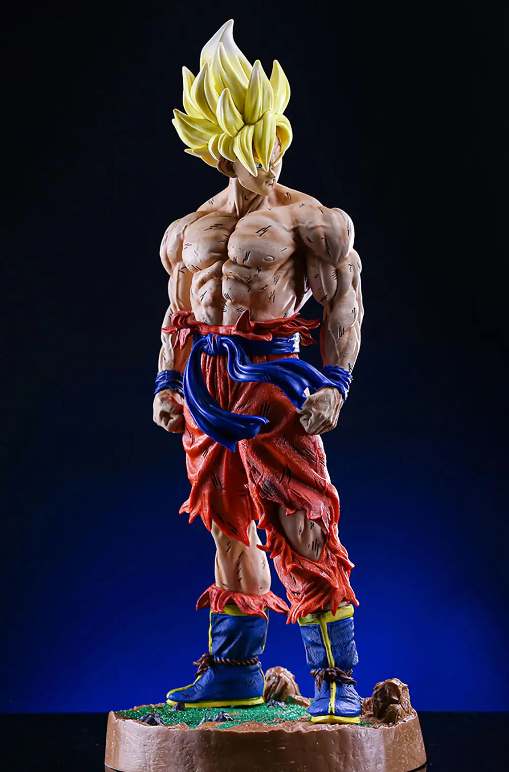 Dragon Ball Z - Goku (Battle Damaged Looking Back Version) Statue - Image 3