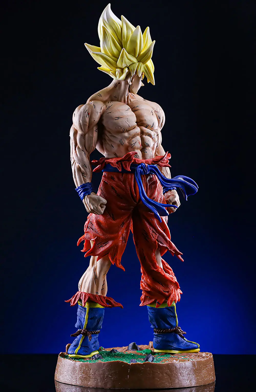 Dragon Ball Z - Goku (Battle Damaged Looking Back Version) Statue - Image 2