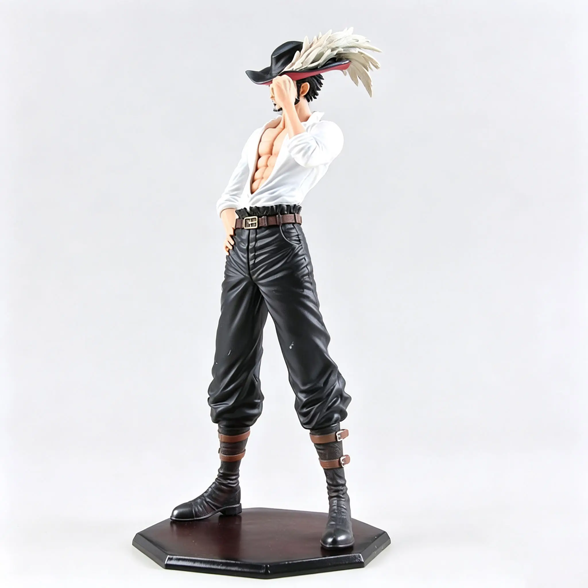 One Piece - Dracule Mihawk (White Outfit Version) Statue - Image 3