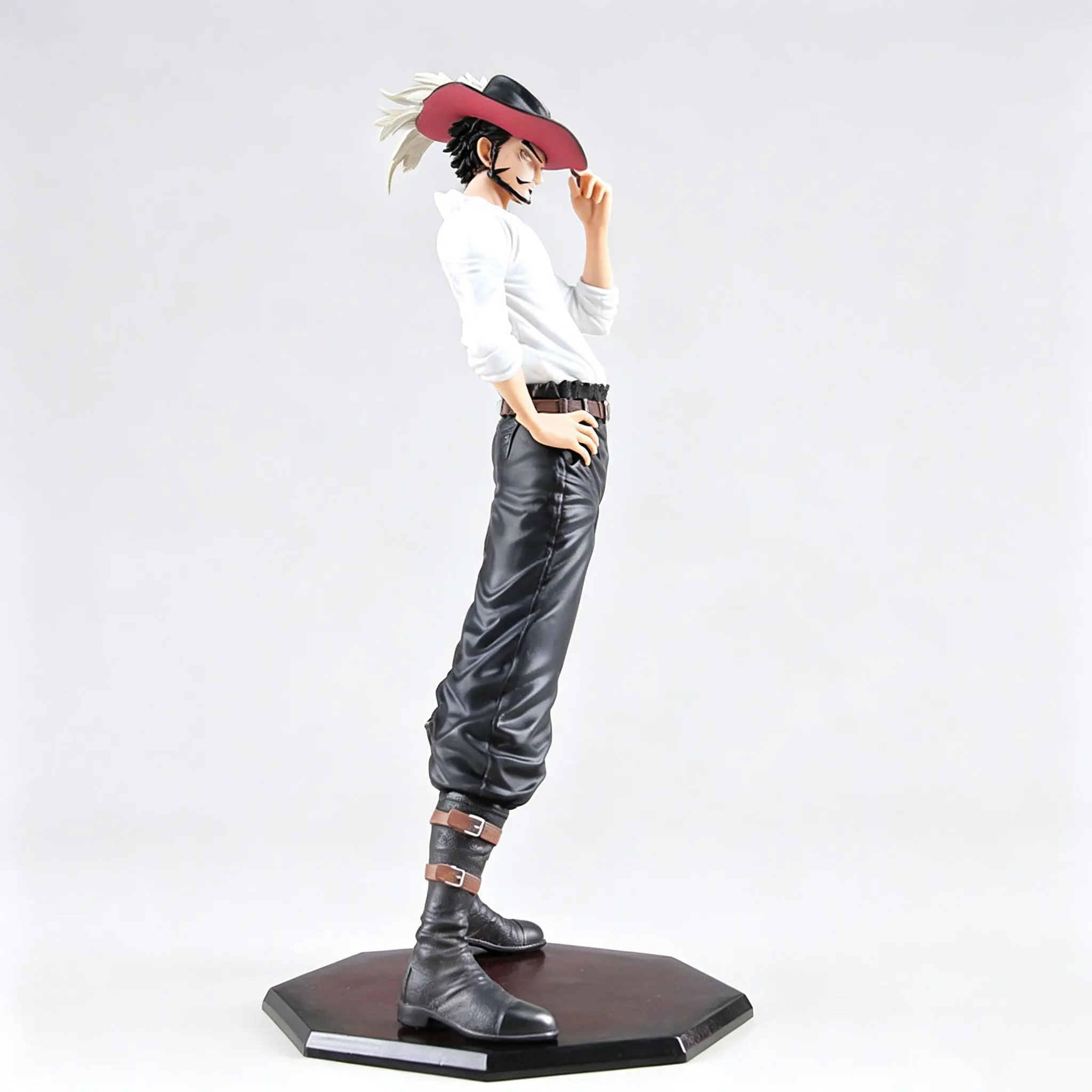 One Piece - Dracule Mihawk (White Outfit Version) Statue - Image 2