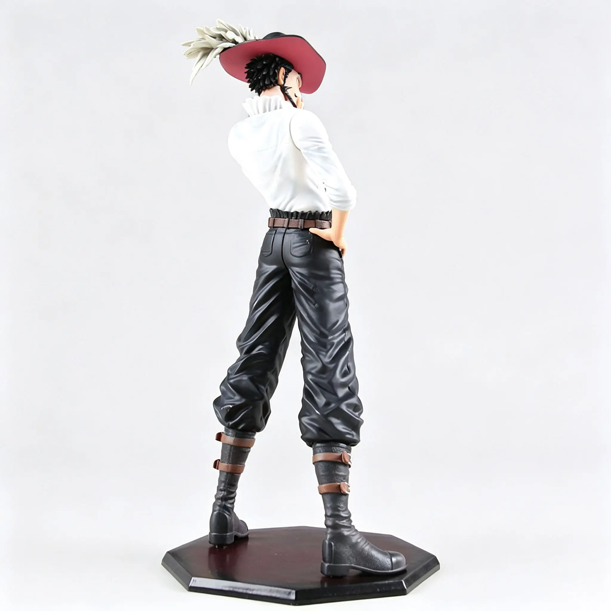 One Piece - Dracule Mihawk (White Outfit Version) Statue - Image 5